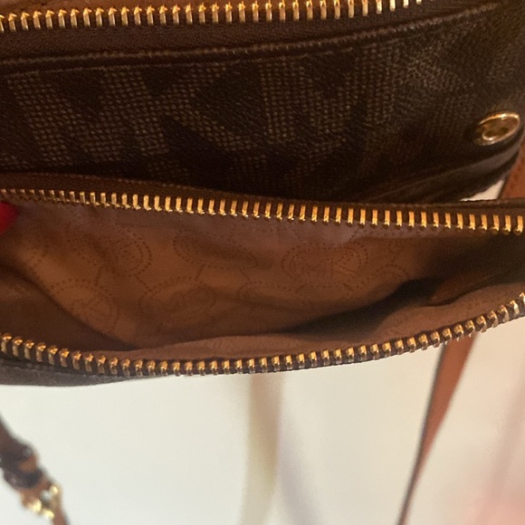 MK Michael Kors crossbody bag, great for travel, multi-compartment. - Picture 4 of 6